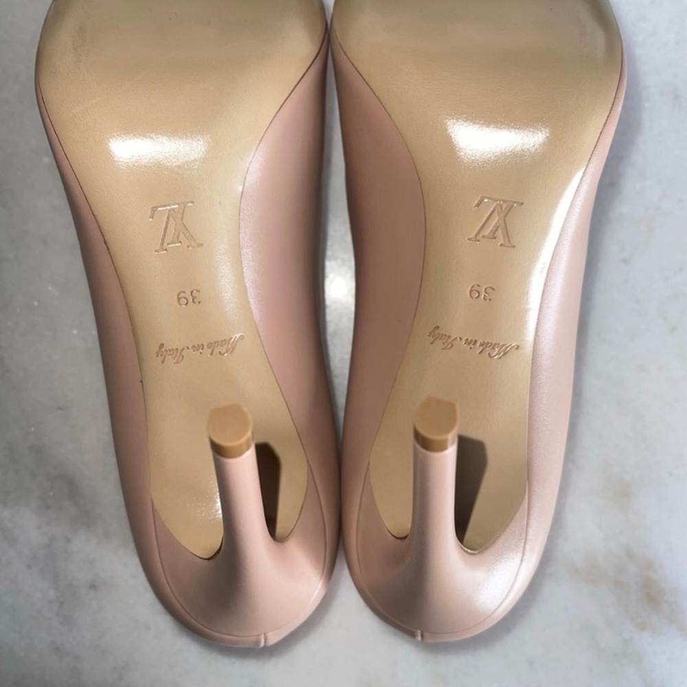 New Louis Vuitton Merry Go Round Metal Cap Pump in Nude - Picture 17 of 17